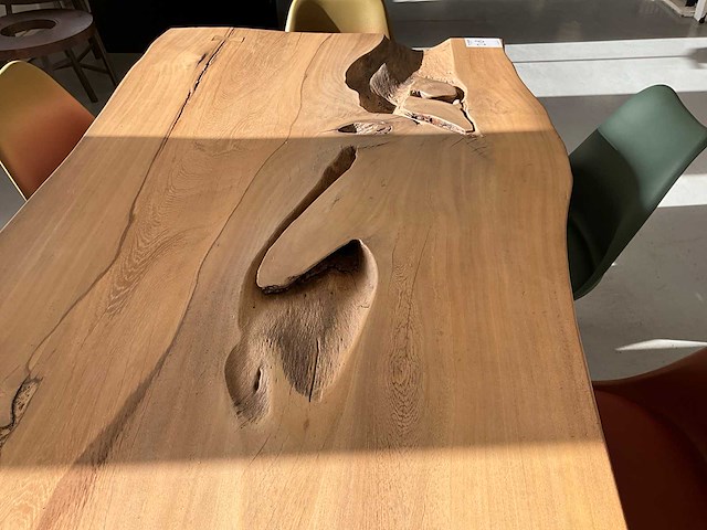 Boomstamtafel met 11 stoelen - afbeelding 3 van  4