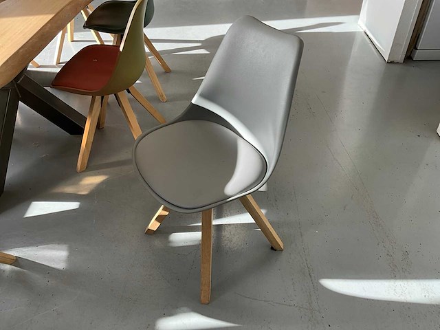 Boomstamtafel met 11 stoelen - afbeelding 4 van  4