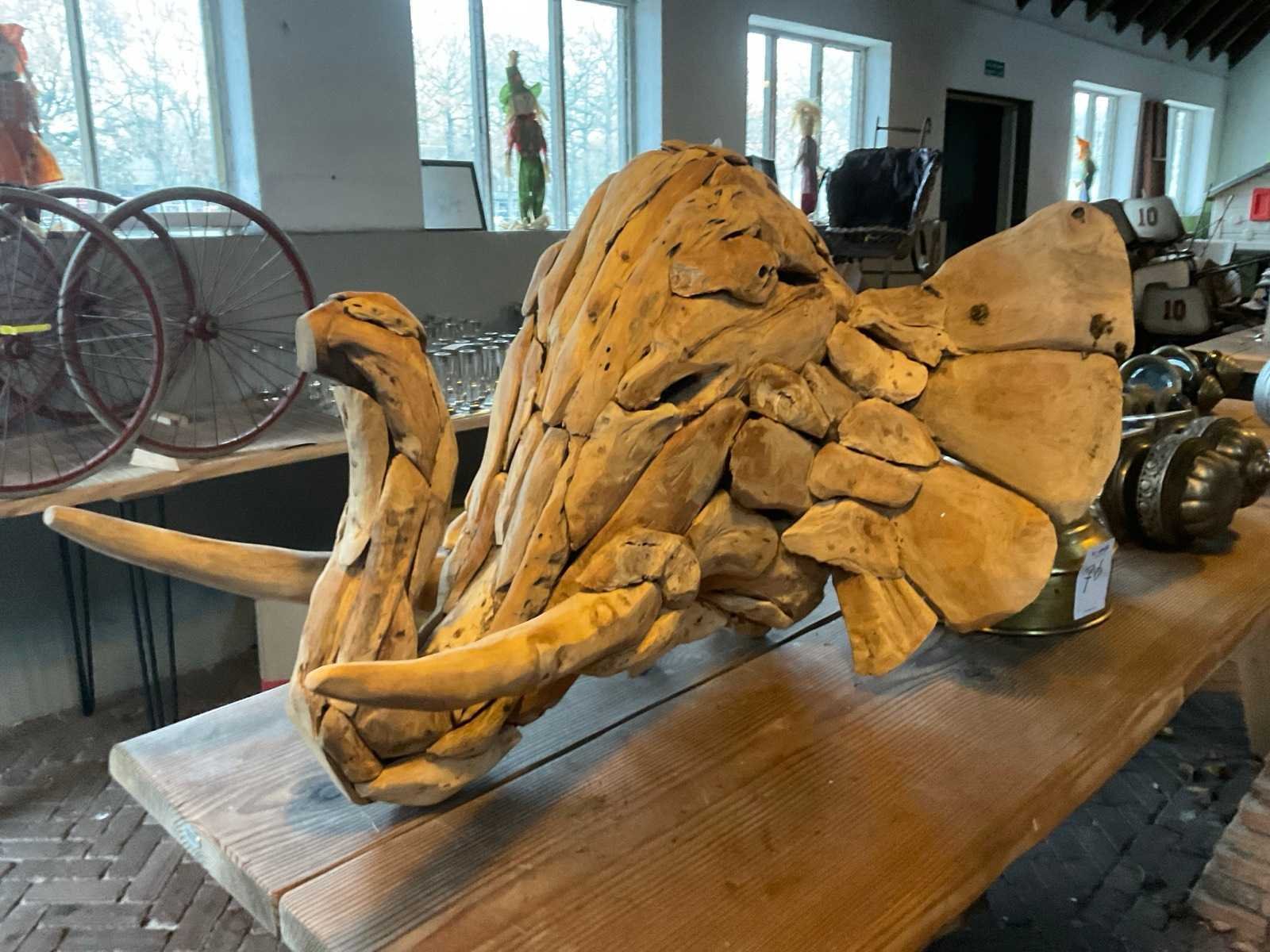 Boomstamtafels, banken en houten woonaccessoires