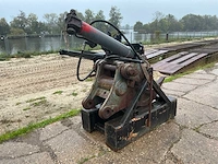 Boomstobben rooitand met hydraulische knipper