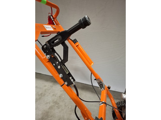 Boomstronkhakselaar - 5,5pk - benzine dosko, 200-orange-6h, bouwjaar 2019 - afbeelding 11 van  12