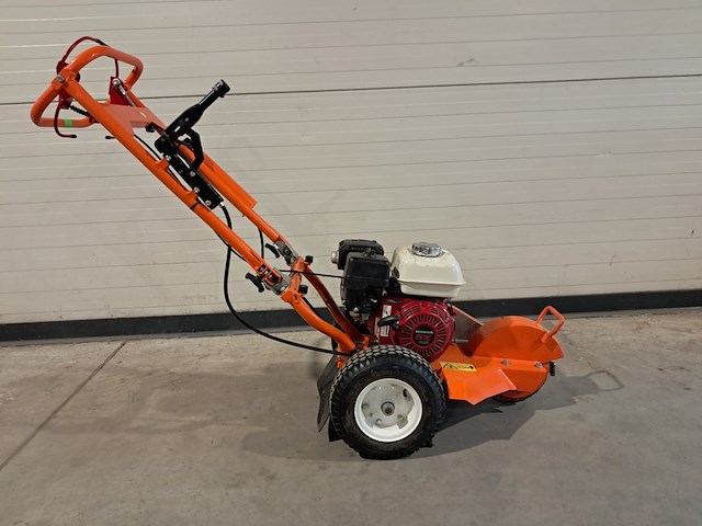 Boomstronkhakselaar - 5,5pk - benzine dosko, 200-orange-6h, bouwjaar 2019 - afbeelding 1 van  11