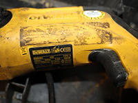 Boorhamer dewalt in kunststof koffer. - afbeelding 2 van  2