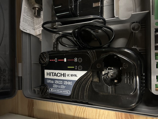 Boormachine in koffer met 2x accu en 1x lader hitachi - afbeelding 2 van  5