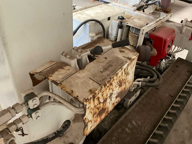 Boormachine op rupsen - afbeelding 15 van  16