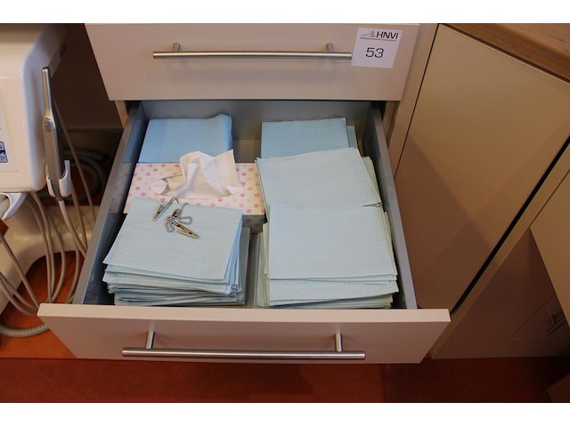 Boortjes, implantaatonderdelen, zuigstangetjes, etc. in lade. - afbeelding 2 van  3