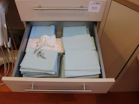 Boortjes, implantaatonderdelen, zuigstangetjes, etc. in lade. - afbeelding 2 van  3