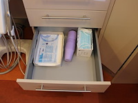 Boortjes, implantaatonderdelen, zuigstangetjes, etc. in lade. - afbeelding 3 van  3