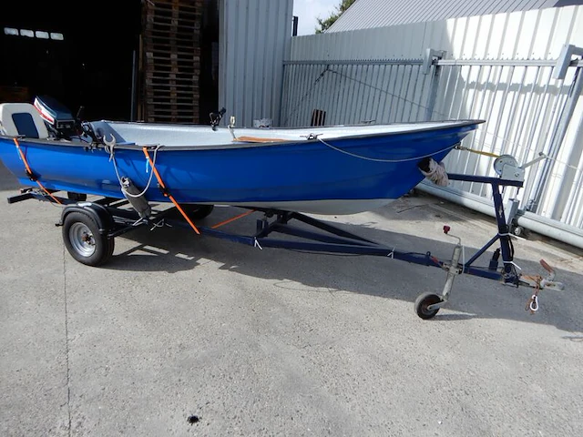 Boot met motor, trailer en diverse benodigdheden, blauw - afbeelding 1 van  15