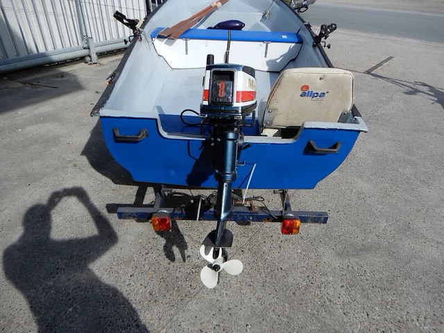 Boot met motor, trailer en diverse benodigdheden, blauw - afbeelding 9 van  15
