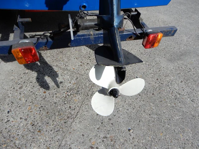 Boot met motor, trailer en diverse benodigdheden, blauw - afbeelding 13 van  15