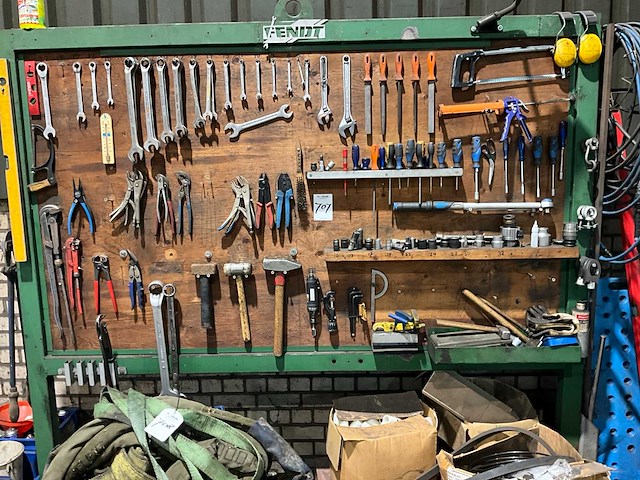 Bord met gereedschap - afbeelding 1 van  7