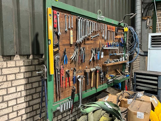 Bord met gereedschap - afbeelding 2 van  7