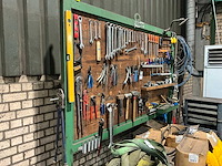 Bord met gereedschap - afbeelding 2 van  7