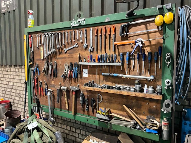 Bord met gereedschap - afbeelding 3 van  7