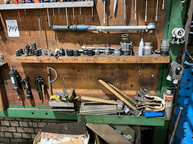 Bord met gereedschap - afbeelding 4 van  7