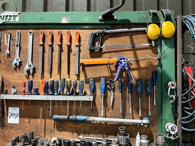 Bord met gereedschap - afbeelding 5 van  7