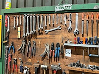 Bord met gereedschap - afbeelding 6 van  7