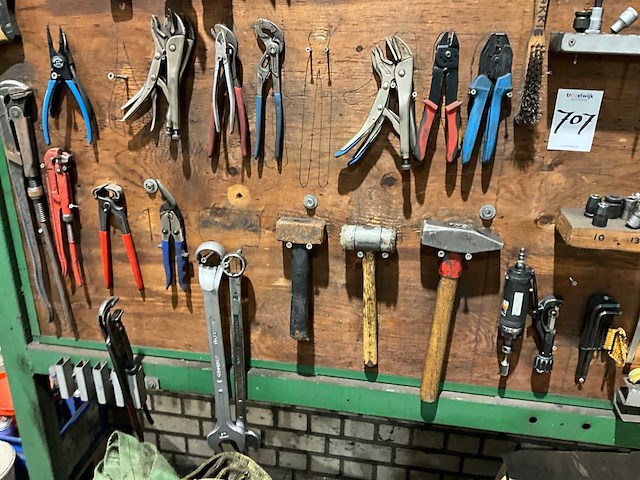 Bord met gereedschap - afbeelding 7 van  7