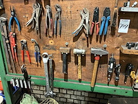 Bord met gereedschap - afbeelding 7 van  7