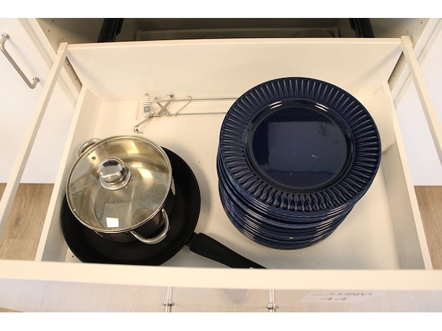 Borden, soepkommen en pannen in 2 laden. - afbeelding 1 van  2