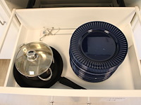 Borden, soepkommen en pannen in 2 laden. - afbeelding 1 van  2