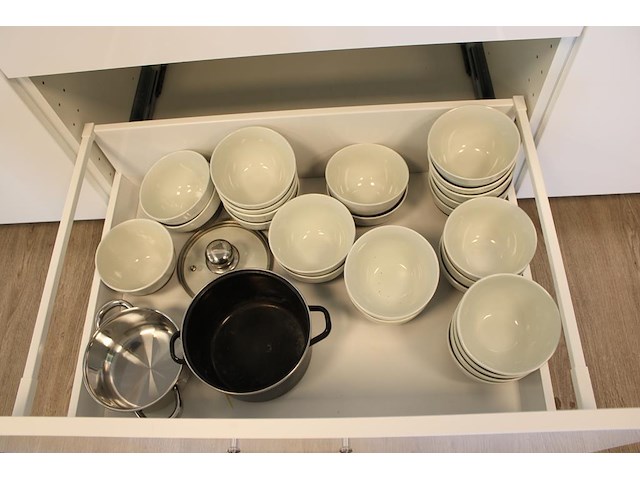 Borden, soepkommen en pannen in 2 laden. - afbeelding 2 van  2