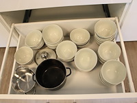 Borden, soepkommen en pannen in 2 laden. - afbeelding 2 van  2