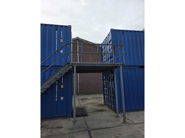 Bordes met trap voor container - afbeelding 3 van  4