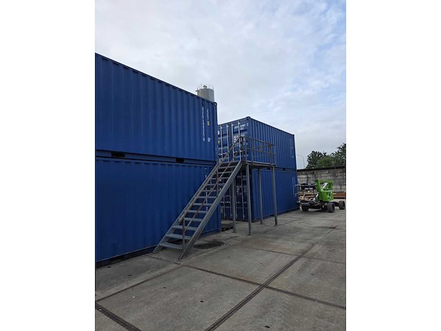 Bordes met trap voor container - afbeelding 1 van  4