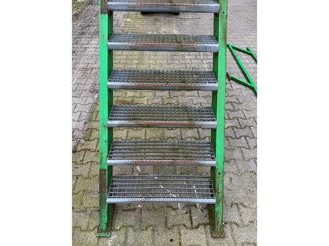 Bordestrap 15 trede 300cm hoog v.v. leuning - afbeelding 3 van  5