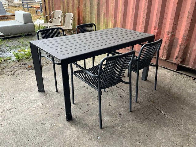 Borek - frias - garden table - afbeelding 1 van  7