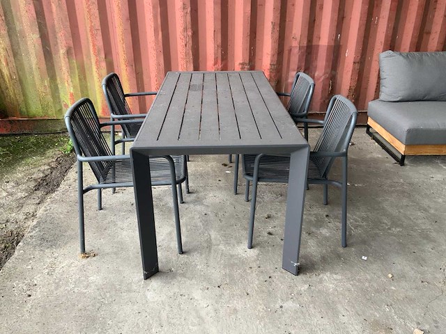 Borek - frias - garden table - afbeelding 4 van  7