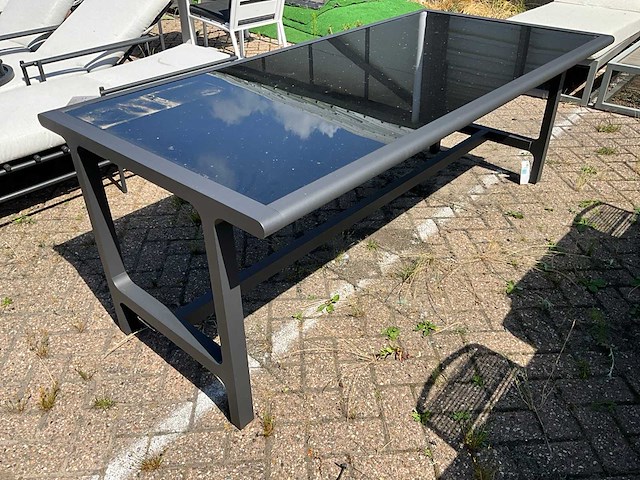 Borek - garden table - afbeelding 2 van  2