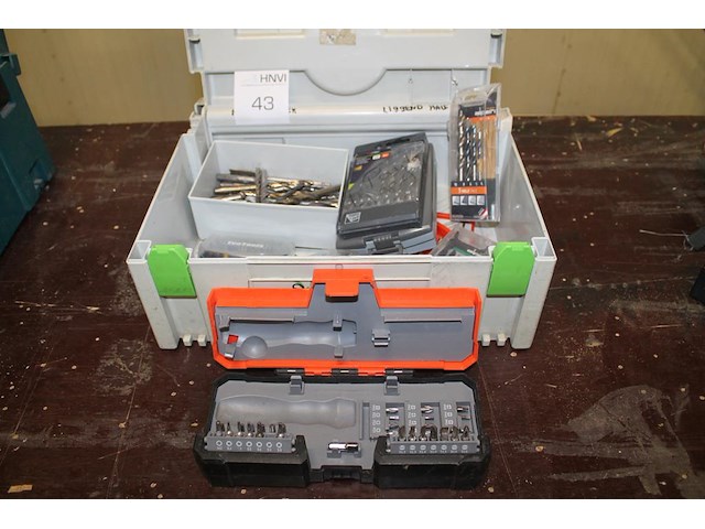 Boren en bitjes in diverse maten en uitvoeringen in kunststof systainer. - afbeelding 1 van  3