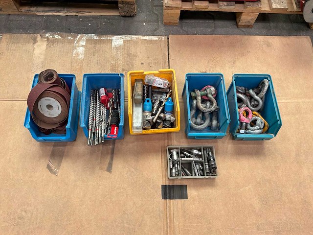 Boren, hijsogen en schuurpapier - afbeelding 1 van  10