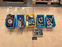 Boren, hijsogen en schuurpapier - afbeelding 1 van  10