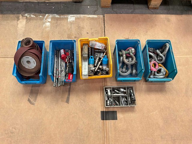 Boren, hijsogen en schuurpapier - afbeelding 3 van  10