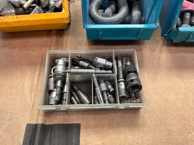 Boren, hijsogen en schuurpapier - afbeelding 4 van  10