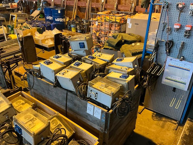 Bos elektro schakelkast (70x) - afbeelding 1 van  4