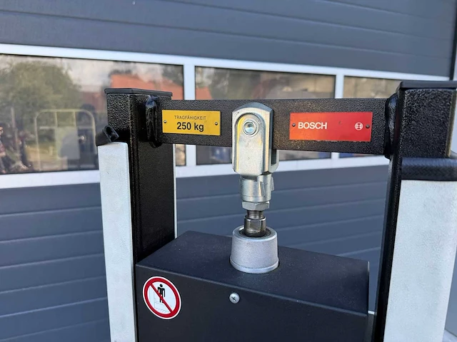 Bosch - 2003 - pneumatische lift - bakkenlift - afbeelding 4 van  7