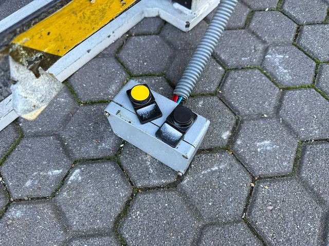 Bosch - 2003 - pneumatische lift - bakkenlift - afbeelding 7 van  7