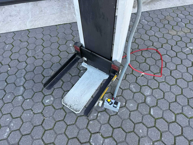 Bosch - 2003 - pneumatische lift - bakkenlift - afbeelding 2 van  7