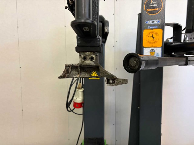 Bosch - 2011 - tce 300 - banden de-en montageapparaat hulparmen - afbeelding 5 van  10
