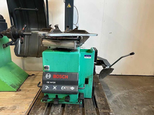Bosch - 2013 - tce 4420 s13 - wbe 4110 - banden de-en montageapparaat - afbeelding 8 van  13