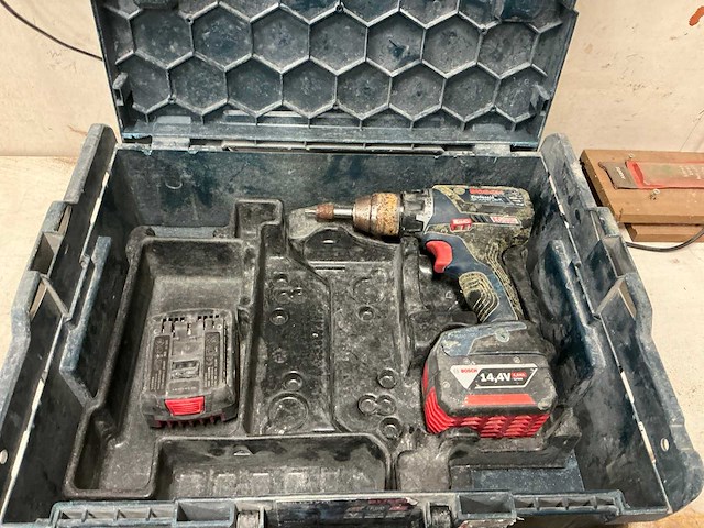 Bosch decoupeerzaag en boormachine - afbeelding 4 van  6