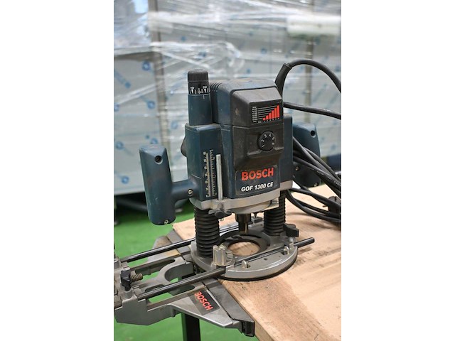 Bosch gof1300ce bovenfrees - afbeelding 2 van  4