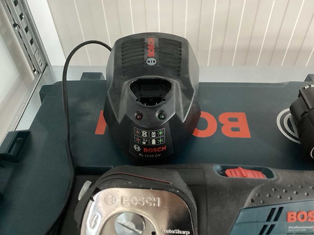 Bosch gus 12v-300 accu tapijtschaar/stofschaar incl. accu + lader + koffer - afbeelding 4 van  4
