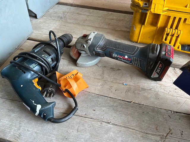 Bosch haakse slijpmachine & boormachine - afbeelding 1 van  4