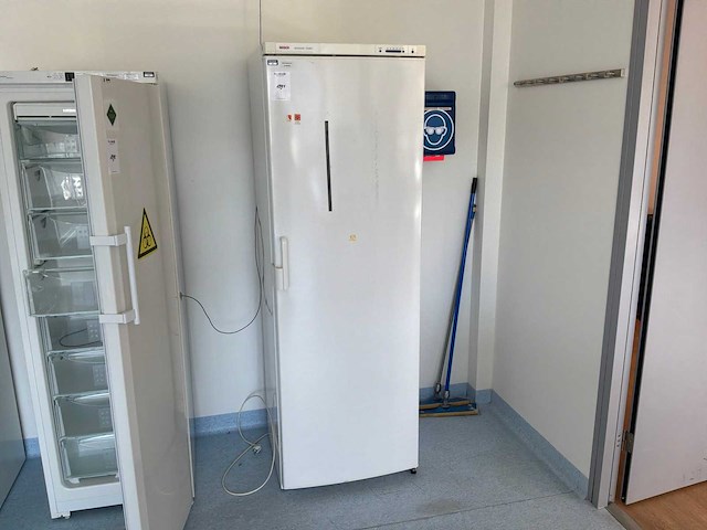 Bosch kdr40423 laboratoriumkoelkast - afbeelding 1 van  5